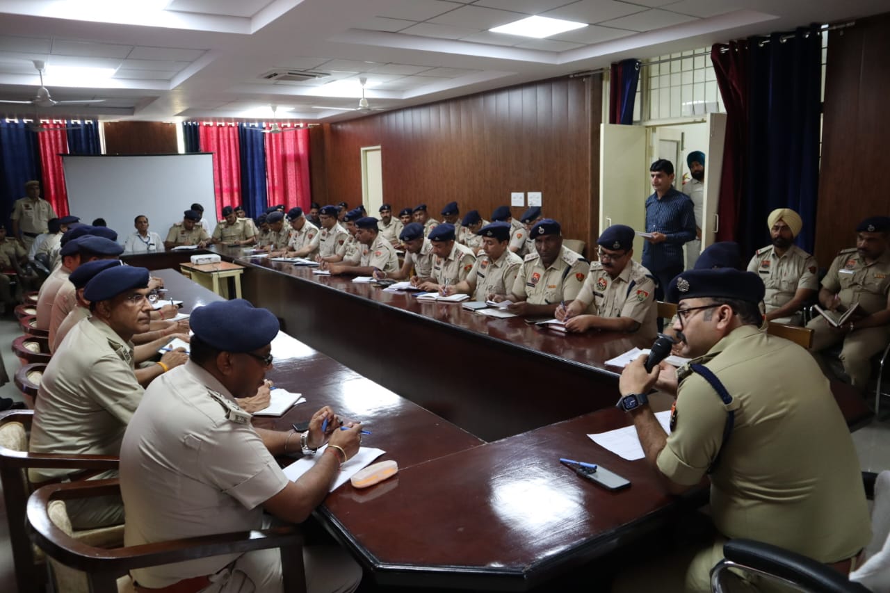 पुलिस अधीक्षक ने सभी पुलिस अधिकारियों व थाना प्रभारियों की बैठक लेकर चुनाव से संबंधी आवश्यक दिशा निर्देश दिए ।