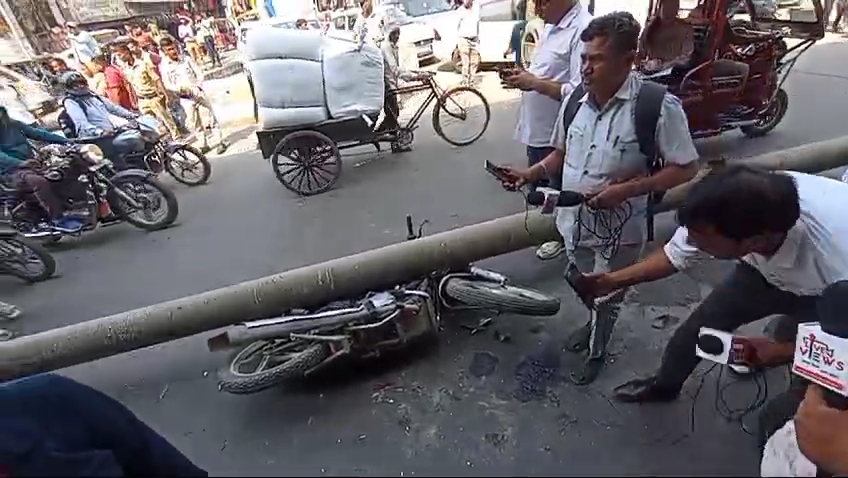 80 feet long pipe fell from 50 feet height on elevated highway, know what happened next