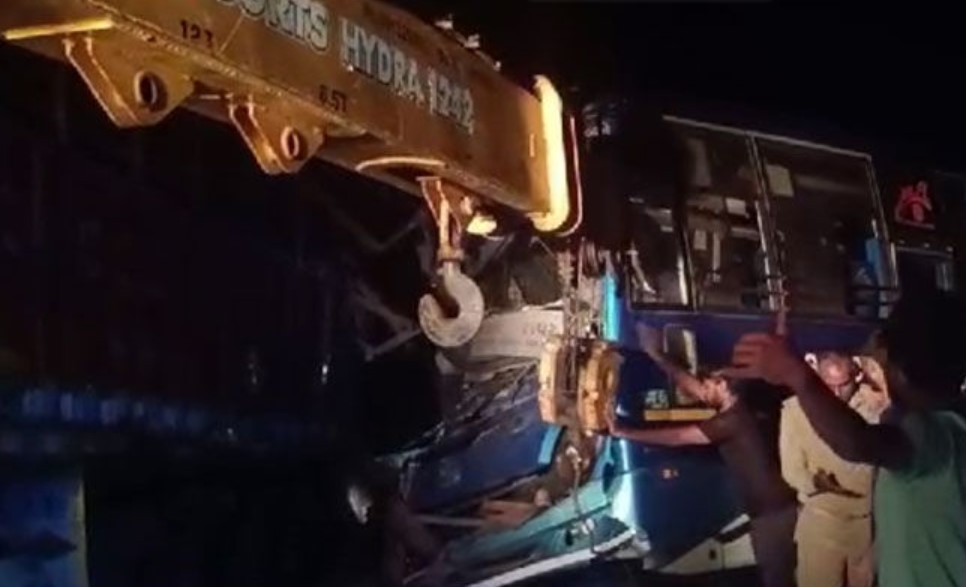 Gujarat Road Accident: Heavy collision between truck and luxury bus, 6 passengers died in no time, many admitted in hospital