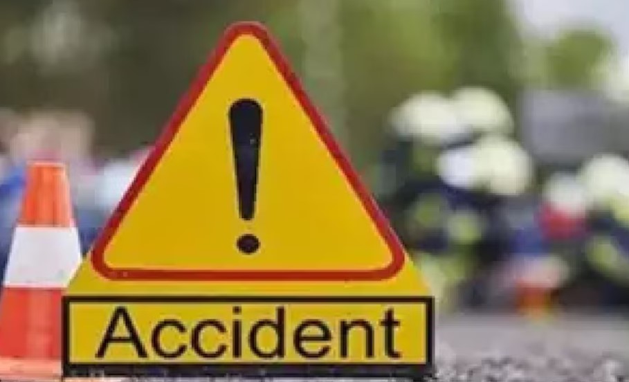 UP: Roadways bus and truck collide in Bijnor, about a dozen injured