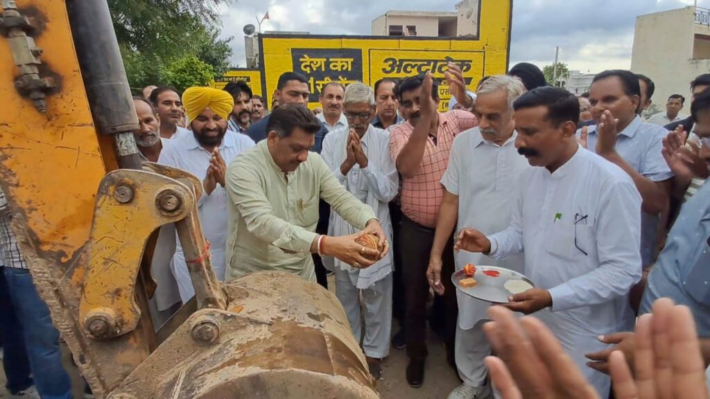 गोबिंद कांडा ने आदर्श कालोनी में किया सीवर लाइन डालने के कार्य का शुभारंभ