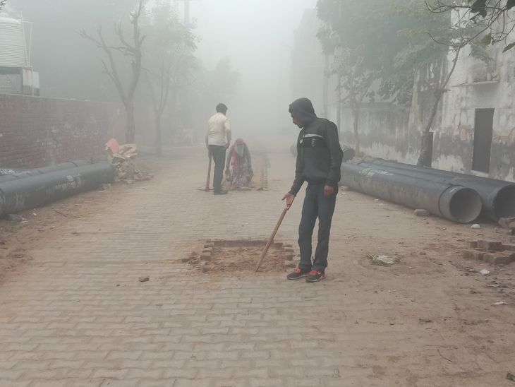 Loharu Mukti Dham will transported Rain water update | लोहारू में मुक्ति धाम पहुंचाया जाएगा बरसाती पानी: 3.5 करोड़ खर्च कर डाली जा रही पाइप लाइन, जलभराव से मिलेगी निजात - Loharu News