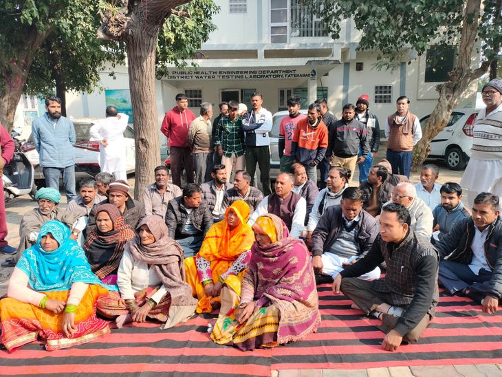 Dharna over sewerage problem in Fatehabad | फतेहाबाद में सीवरेज प्रॉब्लम को लेकर धरना: कॉलोनीवासियों की प्रशासन के खिलाफ नारेबाजी; SDO ने मांगा 15 दिन का समय - Fatehabad (Haryana) News