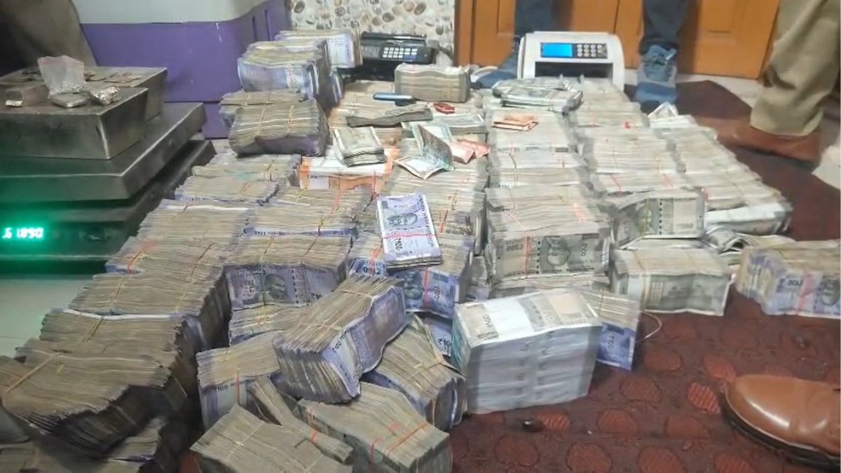kanpur-police-raid-cash-silver-recovered-1769157248.jpg